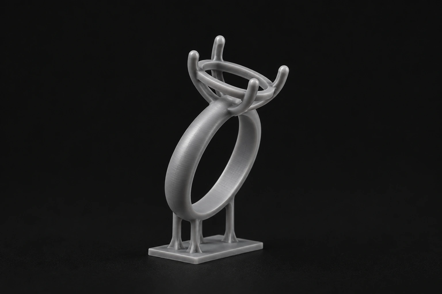 3Dプリントのサポート上にあるオーバル・ソリティアのレジンモデル生成画像